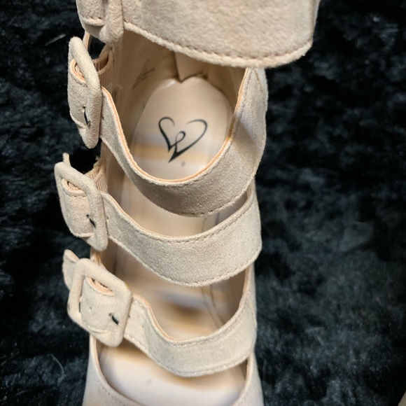 Belt strap suede helled shoes, size 6 - Picture 2 of 8